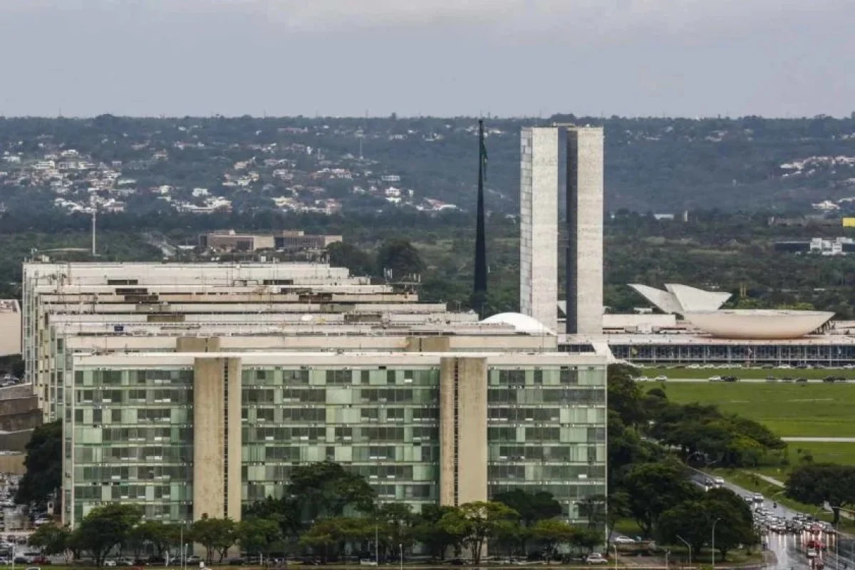 IFI projeta déficit de R$ 86 bilhões em 2027 e aponta necessidade de bloqueio de gastos